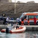 The title is already in Spanish, so there's no need to rewrite it. It remains: "Un muerto y seis desaparecidos en el naufragio de un velero en la isla italiana de Sicilia."