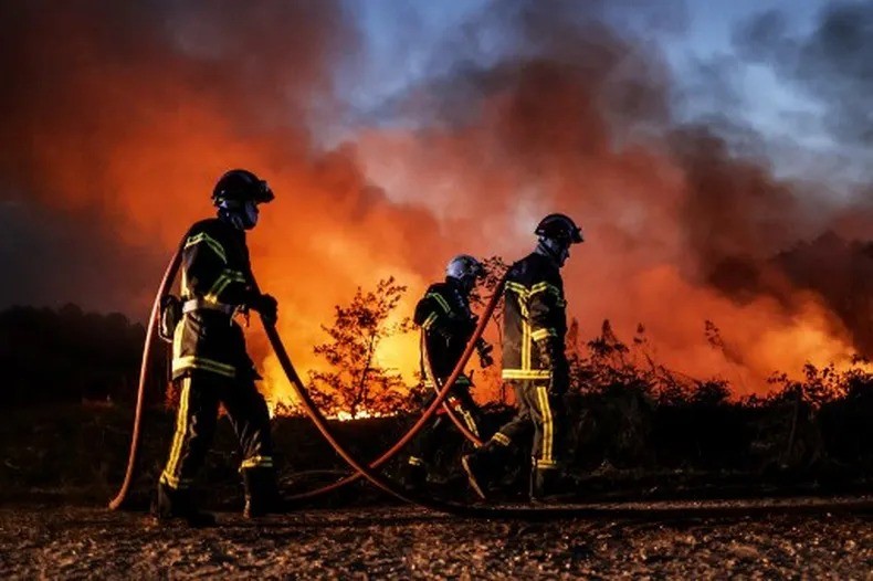 Dos incendios en el sur de Francia obligan a evacuar unas 3.000 personas