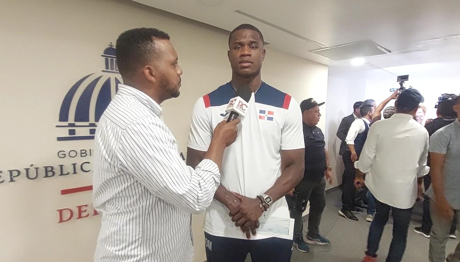 Medallista olímpico pide al presidente Abinader una casa para su madre