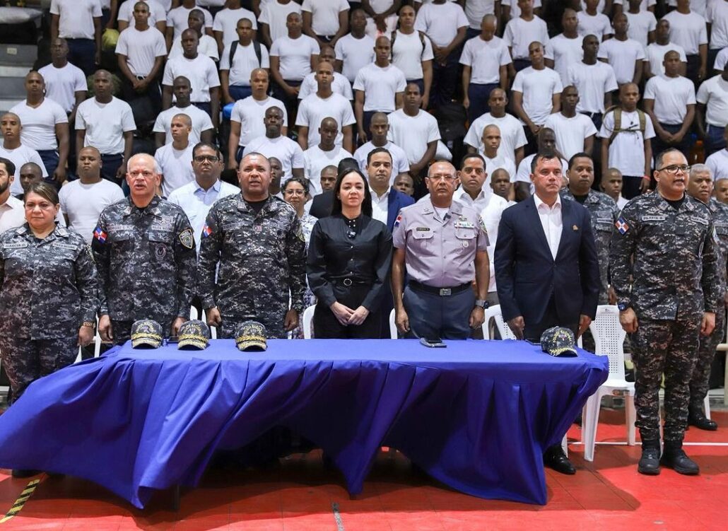 La ministra Raful y el mayor general Guzmán Peralta dan la bienvenida a 775 nuevos aspirantes a rasos de la PN