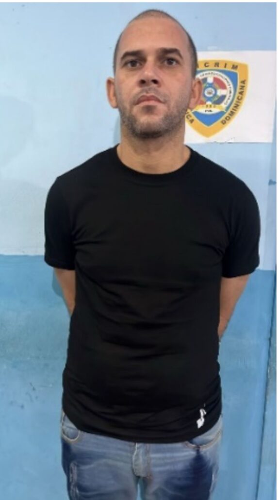 Capturan hombre acusado de asaltar mensajero de una empresa