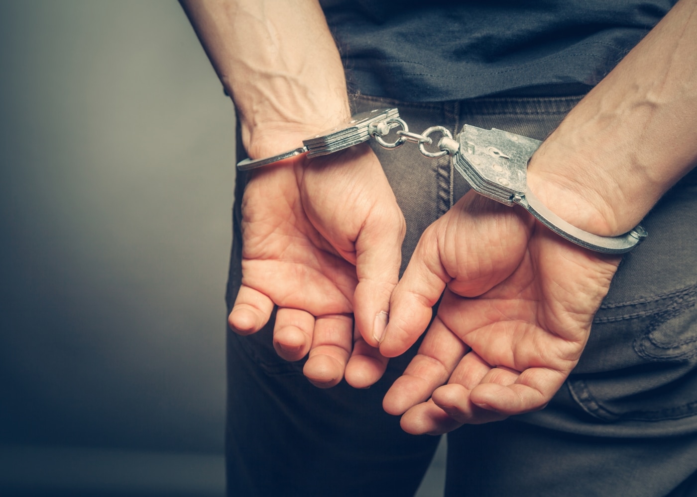 Arrestan a empresario de criptomonedas por fraude multimillonario