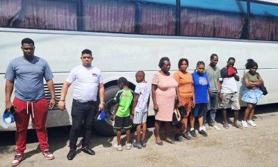 Detienen a conductor y cobrador de minibús por transportar a ocho indocumentados en Dajabón.