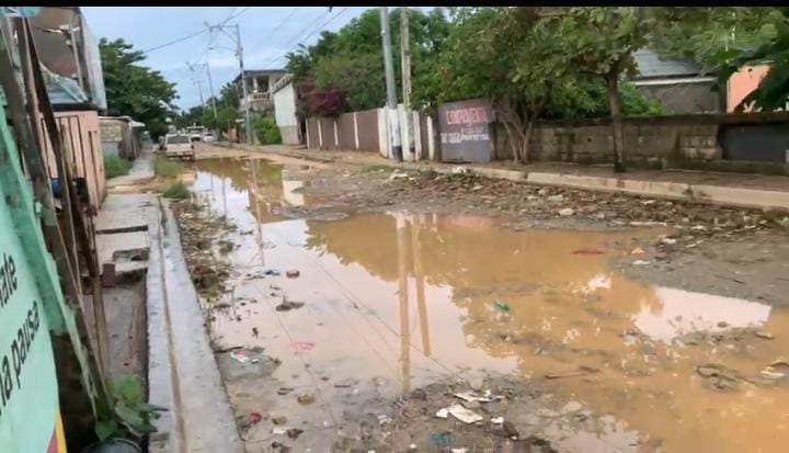 Denuncian deterioro de calles en sector Brisas del Este y piden intervención de las autoridades - Noticias de hoy en República Dominicana