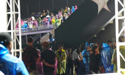 A pesar de la lluvia, cientos de fanáticos llegan al concierto de Ilegales en Santo Domingo