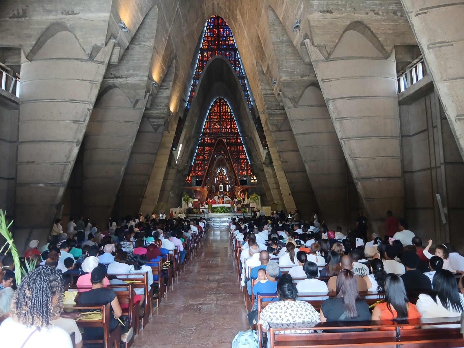Feligreses participan en procesión de Domingo de Ramos en Higüey junto al obispo de la Diócesis de La Altagracia - Noticias de hoy en República Dominicana