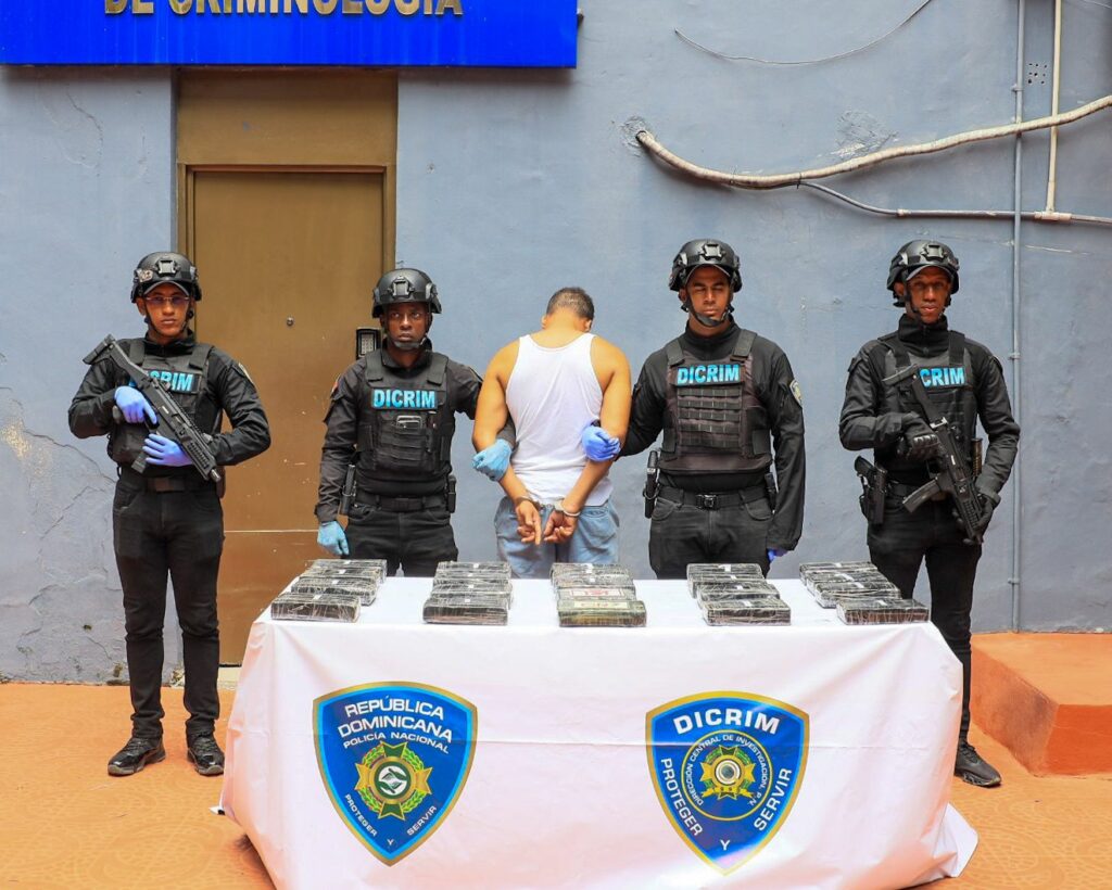 Policía ocupa 21 paquetes de presunta cocaína y arresta hombre en María Auxiliadora