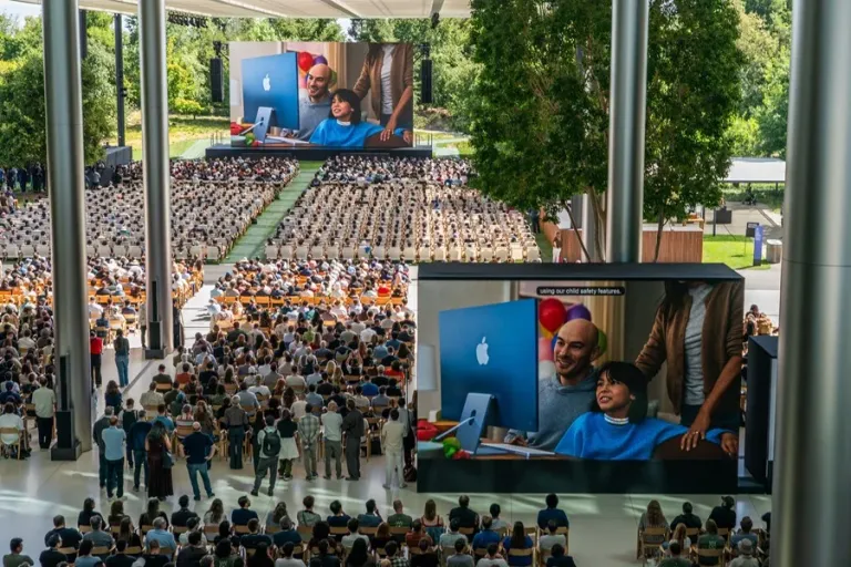 Apple reestructura su sistema de IA y critica a sus rivales por disputar una carrera tecnológica "sin sentido"