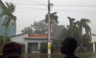 Fuerte ventarrón deja viviendas afectadas, derriba postes del tendido en Loma de Cabrera