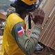 Rescatista con bandera dominicana participa en labores de búsqueda tras terremotos en Venezuela