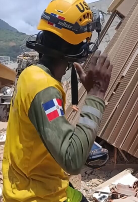 Rescatista con bandera dominicana participa en labores de búsqueda tras terremotos en Venezuela