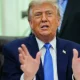 Mientras Trump entra de pleno en la campaña electoral de Colombia, una comisión de la Cámara de Representantes del país suramericano ordenó este miércoles la suspensión temporal de Petro como presidente, al considerar que ha participado indebidamente en la campaña, algo que el mandatario negó durante una intervención en la ONU, en Nueva York este miércoles. De la Espriella, que obtuvo el 44 % de los votos en la primera vuelta, competirá en la segunda vuelta prevista para el próximo 21 de junio, contra Cepeda, quien obtuvo el 41 % de los sufragios.