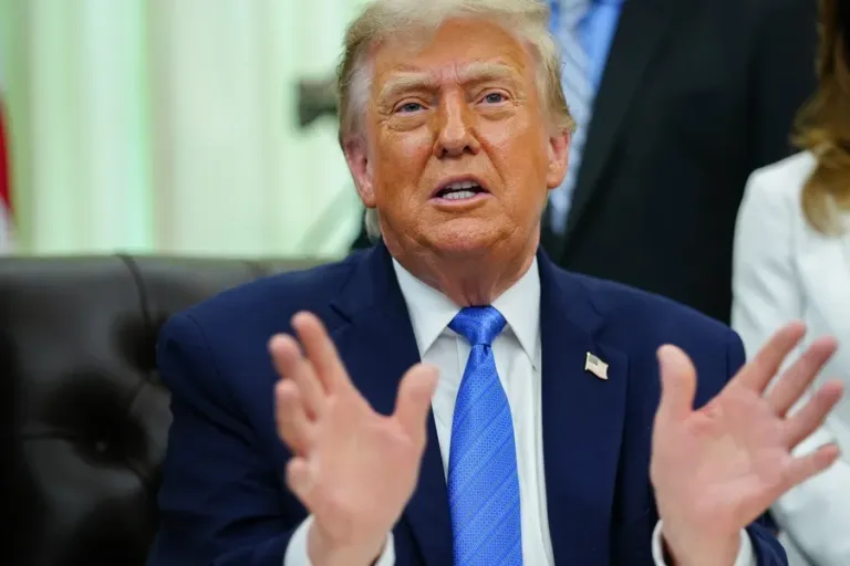 Mientras Trump entra de pleno en la campaña electoral de Colombia, una comisión de la Cámara de Representantes del país suramericano ordenó este miércoles la suspensión temporal de Petro como presidente, al considerar que ha participado indebidamente en la campaña, algo que el mandatario negó durante una intervención en la ONU, en Nueva York este miércoles. De la Espriella, que obtuvo el 44 % de los votos en la primera vuelta, competirá en la segunda vuelta prevista para el próximo 21 de junio, contra Cepeda, quien obtuvo el 41 % de los sufragios.