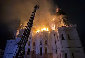 Bombardeo ruso en Kiev deja 11 muertos e incendia catedral histórica
