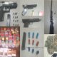 Policía ocupa armas de fuego, pertrechos militares y ron adulterado durante allanamientos en Barahona y Cabral - Noticias de hoy en República Dominicana