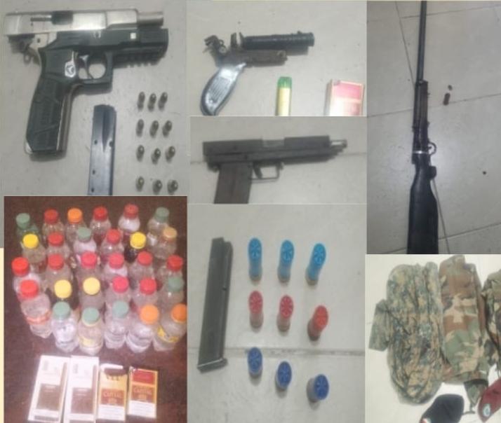 Policía ocupa armas de fuego, pertrechos militares y ron adulterado durante allanamientos en Barahona y Cabral - Noticias de hoy en República Dominicana