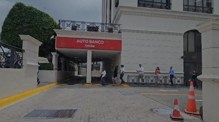 Evacúan torre de Scotiabank en la Churchill tras fuerte temblor de tierra