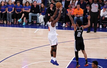 Knicks protagonizan remontada histórica ante los Spurs y quedan a un paso del campeonato de la NBA - Noticias de hoy en República Dominicana