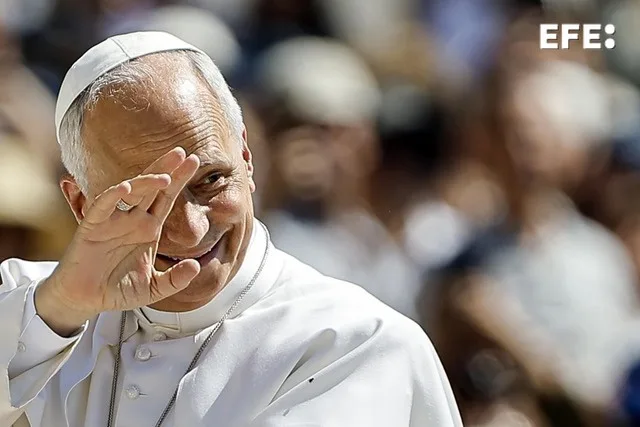 El papa recibe un balón del Mundial de manos de los embajadores de México, EEUU y Canadá - Noticias de hoy en República Dominicana