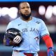 Vladimir Guerrero Jr. abandona juego por rigidez en la espalda, pero Toronto descarta gravedad - Noticias de hoy en República Dominicana