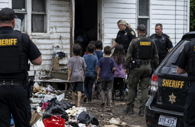 Rescatan a 16 niños de una casa en Ohio: eran "casi salvajes" y vivían entre excrementos - Noticias de hoy en República Dominicana