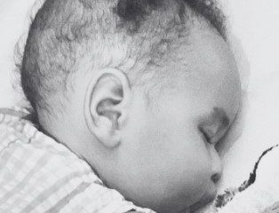Muere bebé con atrofia muscular espinal que esperaba acceso a medicamento