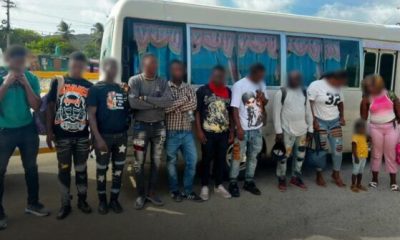 Detienen a dos dominicanos por transportar a 11 haitianos en condición migratoria irregular