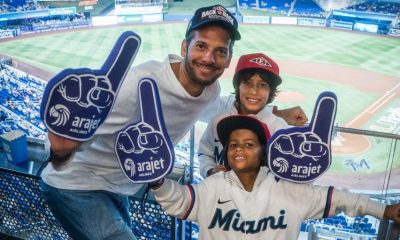 Arajet sorprende a padre dominicano con un viaje junto a su familia al Marlins Park de Miami