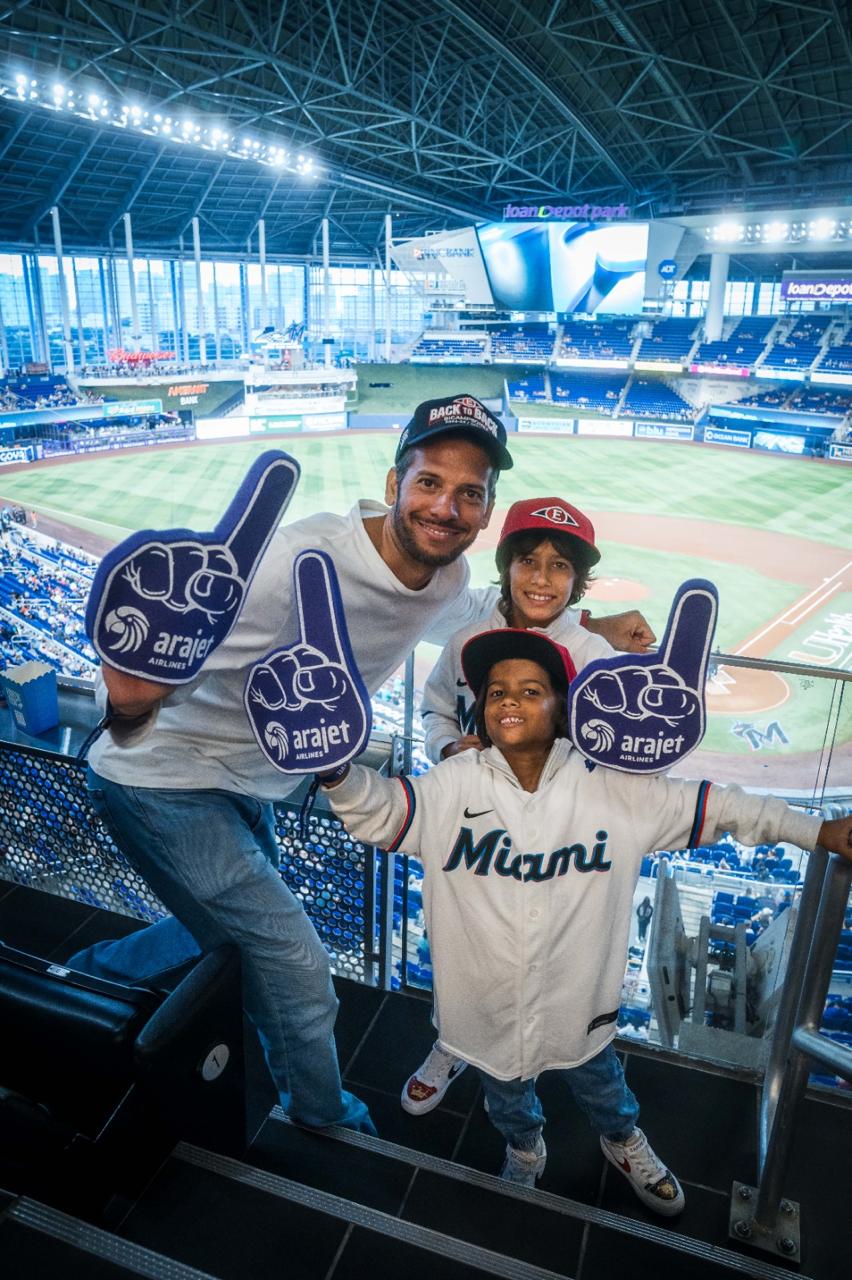 Arajet sorprende a padre dominicano con un viaje junto a su familia al Marlins Park de Miami