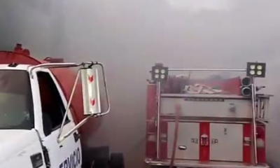 Incendio afecta supermercado en Villa Jaragua; bomberos trabajan para controlar las llamas