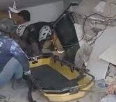 Rescatan con vida a tres personas tras permanecer 28 días bajo escombros en La Guaira, Venezuela