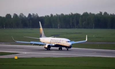 Macedonia investigará el vuelo en el que pasajero fue succionado tras romperse una ventanilla