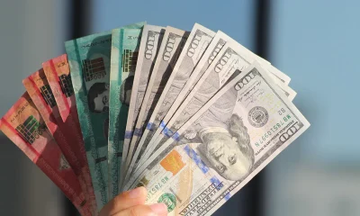 Dólar y peso dominicano.