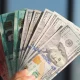 Dólar y peso dominicano.
