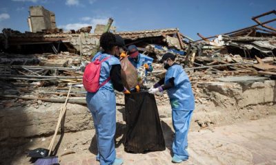 Venezolanos limpian calles de La Guaira tras sismos para ayudar a reducir contaminación