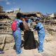 Venezolanos limpian calles de La Guaira tras sismos para ayudar a reducir contaminación