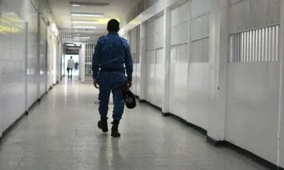 Trasladan a 103 presos de alta peligrosidad de una cárcel de Colombia a otros centros del país