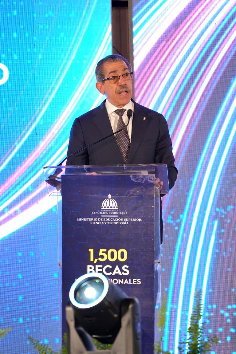 Rector Asjana David destaca alianza entre la UASD y el Estado durante entrega de 6,500 Becas de Excelencia sin Barreras